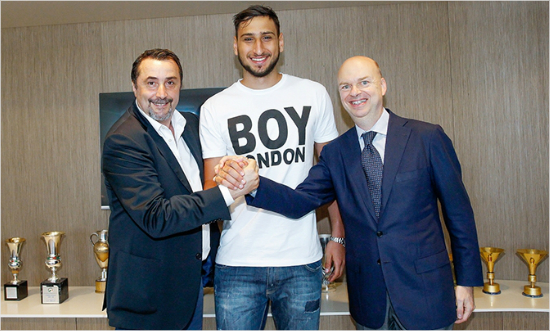 팬들 비난에 '백기'…돈나룸마, AC밀란과 재계약