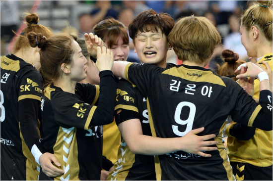 "견뎌줘서 고마워" SK 핸드볼 첫 우승 이끈 두 자매
