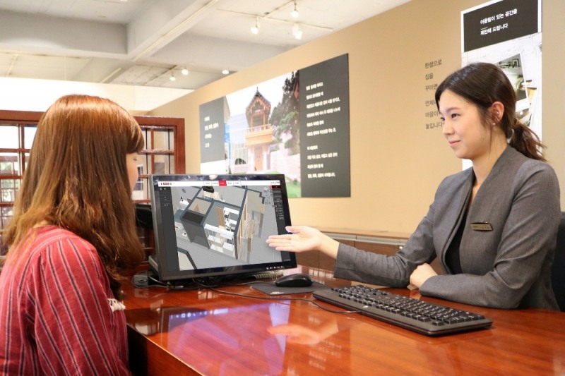 한샘플래그샵 방배점에서 고객이 3D 인테리어 상담을 받고 있다.(사진= 한샘)