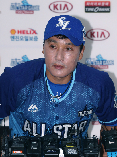 기자들은 왜 이승엽의 인사에 박수를 보냈나