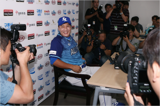 기자들은 왜 이승엽의 인사에 박수를 보냈나