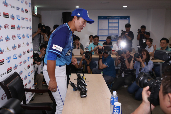 기자들은 왜 이승엽의 인사에 박수를 보냈나