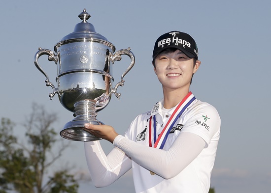 박성현이US여자오픈우승트로피를들어보이고있다.사진=AP뉴시스