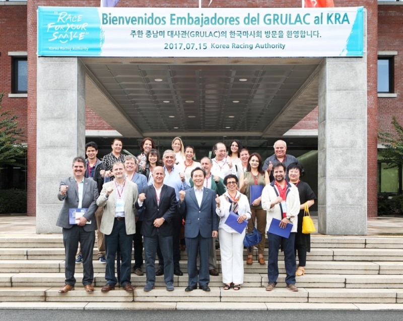 지난 15일 중남미지역 대사관 초청행사 기념촬영(첫째줄 왼쪽에서 3번째가 오스카 에레라 길버트 에콰도르 대사, 4번째가 이양호 한국마사회장).(사진=한국마사회)