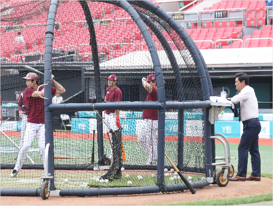 이정후 "아버지보다 첫 해 성적 좋다? 디테일을 보세요"