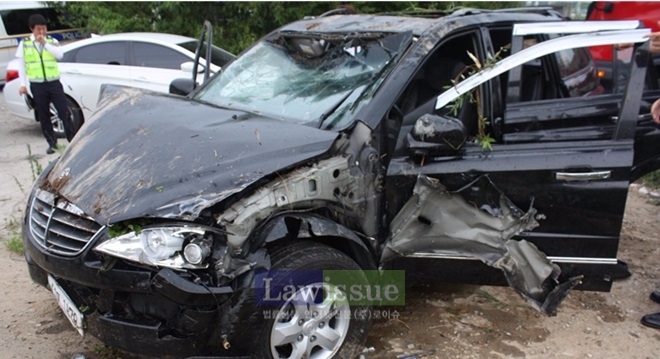 7m하천으로 추락한 사고차량