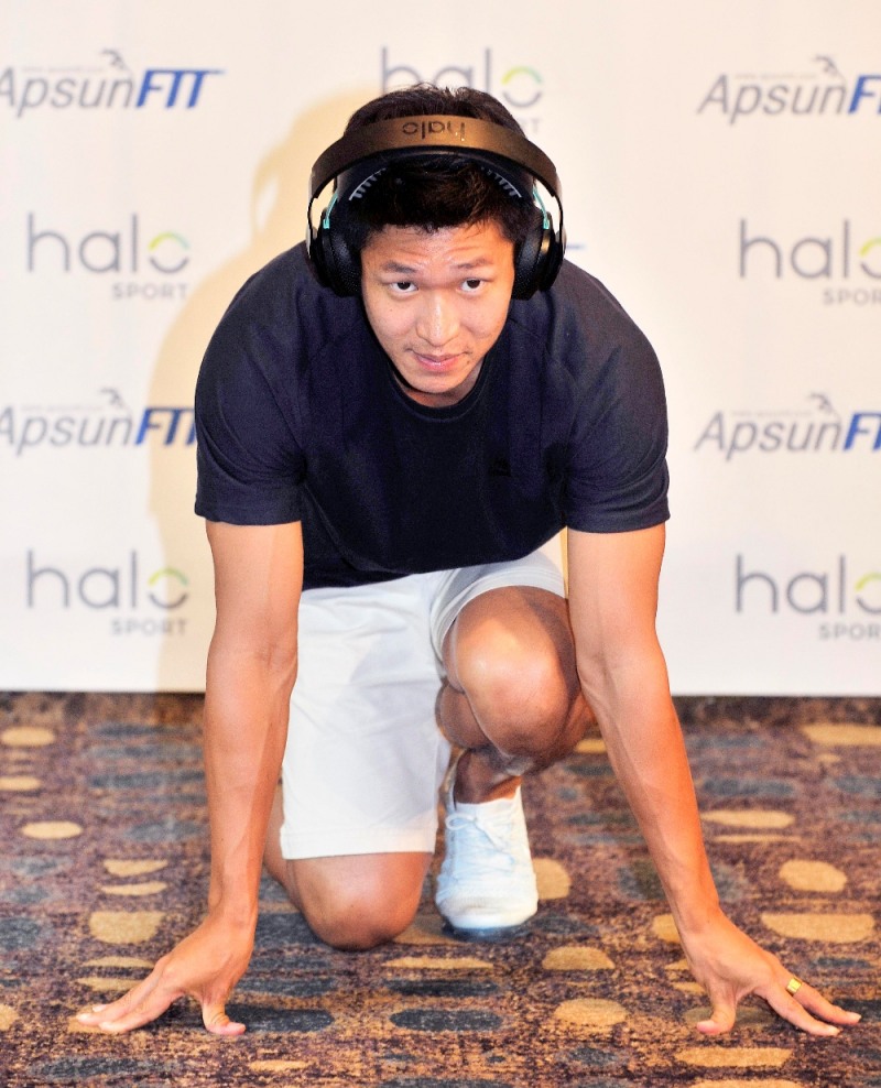 19일 롯데호텔 소공동에서 열린 웨어러블 트레이닝 디바이스 ‘헤일로 스포츠’ 기자간담회에 앞서 육상 100m 한국신기록 보유자 김국영 선수가 헤일로 스포츠를 착용하고 포즈를 취하고 있다.(제공=앞선아이앤씨)