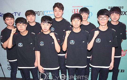 '상승세' 롱주, '급락세' SKT 발판 삼아 PS 노린다