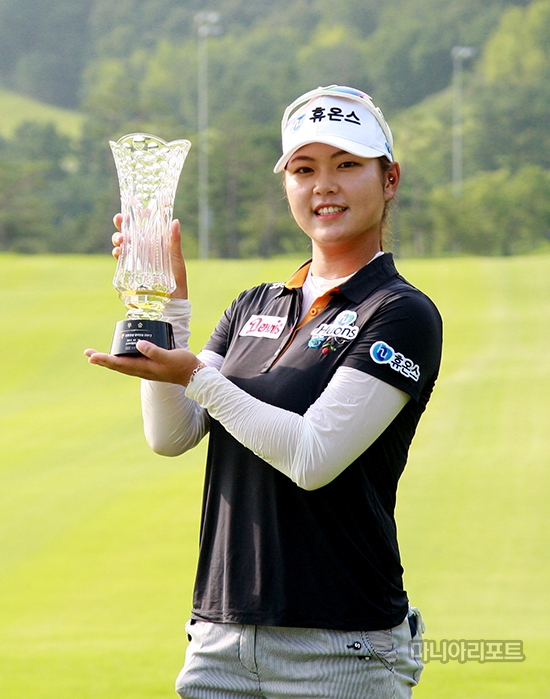 인주연이트로피를들고활짝웃고있다.여주=김상민기자