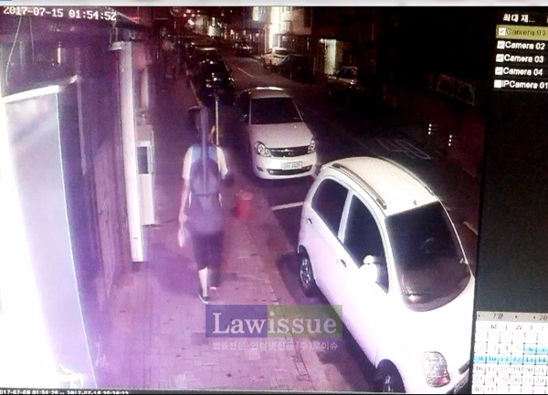 기타를 훔쳐가지고 가는 피의자 영상 캡처.