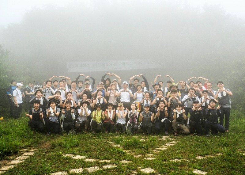 박삼구 금호아시아나그룹 회장이 22일(토) 경기도 광주 태화산에서 신입사원들과 기념촬영을 하고 있다.(제공=금호아시아나)