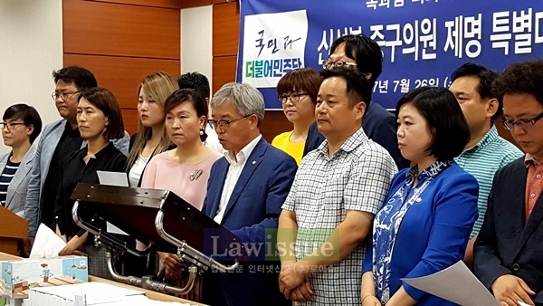 비대위원장인 김용주 변호사가 기자회견문을 낭독하고 있다.