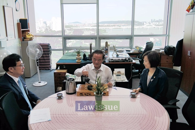 정갑윤 의원이 신임 법원행정처장의 예방을 받고 울산 원외재판부 설치에 법원행정처의 전향적인 협조 당부하고 있다.