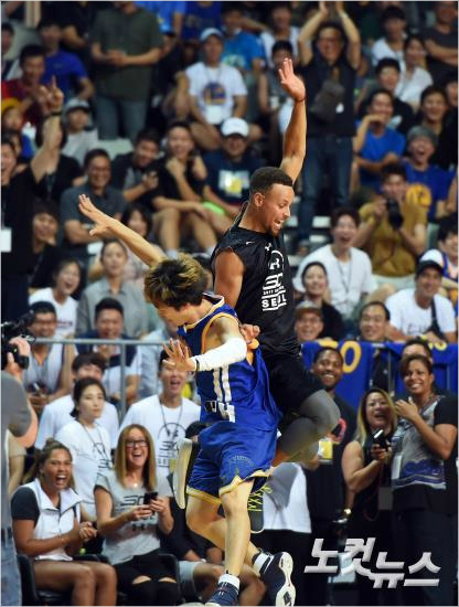 "커리가 내 눈앞에" NBA 슈퍼스타 등장에 장충이 '들썩'