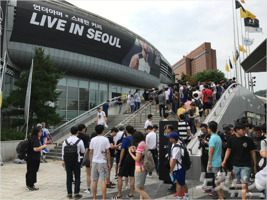 "커리가 내 눈앞에" NBA 슈퍼스타 등장에 장충이 '들썩'