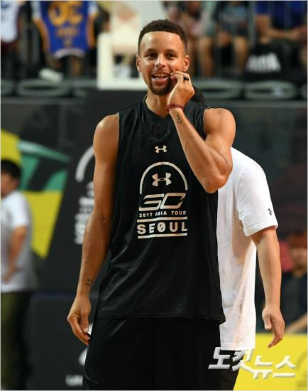 "커리가 내 눈앞에" NBA 슈퍼스타 등장에 장충이 '들썩'