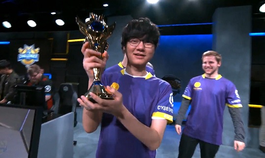 우승 트로피를 들어 올리는 '매드라이프' 홍민기. (사진=NA CS 중계 캡처)