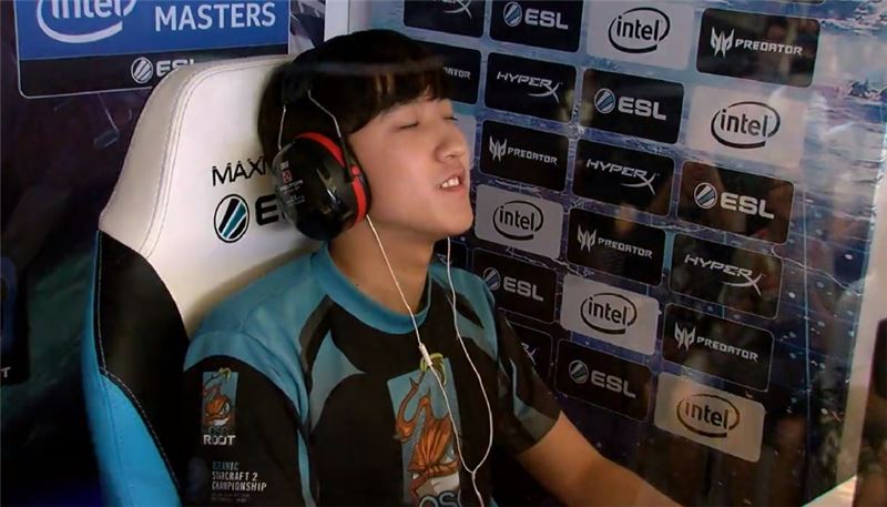 전태양을 상대로 리버스 스윕을 달성한 김준호가 뿌듯한 표정을 짓고 있다(사진=IEM 생중계 화면 캡처).