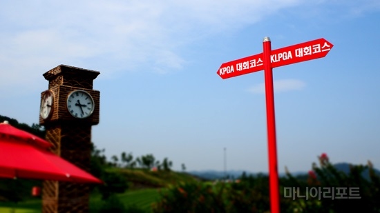 카이도남녀대회가한골프장에서열리면서남녀대회코스를알리는이색적인이정표가등장했다.사진=마니아리포트DB