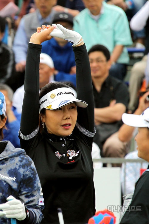 JLPGA투어호켄노마도구치레이디스티오프전몸을풀고있는강수연.사진=마니아리포트DB