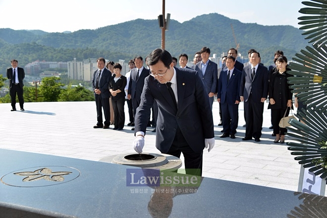 민홍철 직무대행이 분향을 하고 있다.