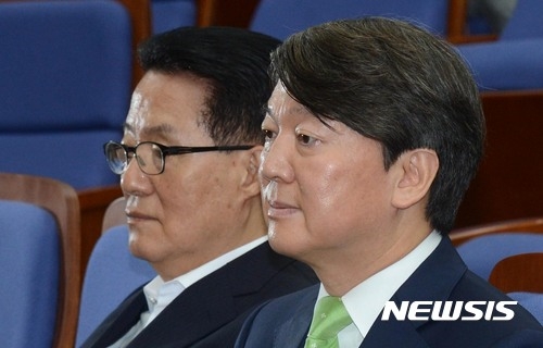 왼쪽부터 국민의당 박지원 전 대표, 안철수 전 대표(사진=뉴시스)