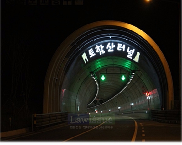 스토리두잉기법이 적용된 경주-감포 국도건설공사. 천년 신라의 찬란한 문화를 상징하는 조형물 설치를 통해 지역민에게는 지역의 역사와 문화에 대한 자긍심을 높이고, 도로이용자들에게는 지역의 역사·문화·정보를 전달하고 있다.