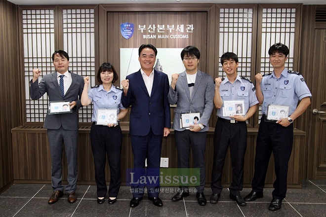 (사진왼쪽부터)이달근, 하윤정, 조훈구 세관장, 조찬제,이동현,양희진.