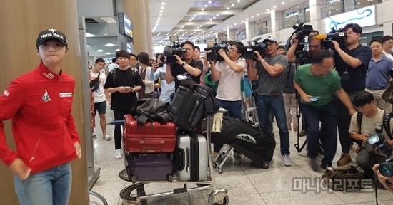 취재진과팬들이몰리자쑥스러워하는박성현.인천공항=이은경기자