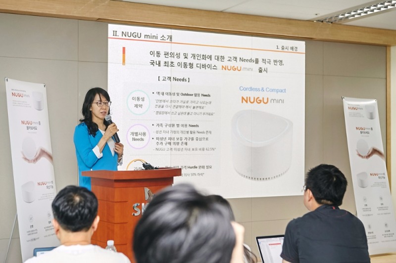 SK텔레콤은 국내 최초의 이동형 AI(인공지능) 기기 ‘누구(NUGU) 미니’를 8일 공개했다. 서울 을지로 SK텔레콤 기자실에서 열린 포럼에서 박명순 AI사업본부장이 '누구 미니'와 신규 서비스 5종을 소개하고 있다.