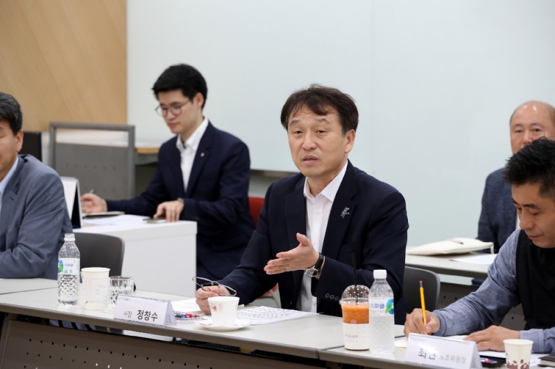 ▲8일 청와대 사랑채에서 한국관광공사 정창수 사장이 근무하는 비정규직 근로자들과 비정규·파견직 근로자 처우개선을 위한 의견을 나누고 있다.(사진=한국관광공사 제공)