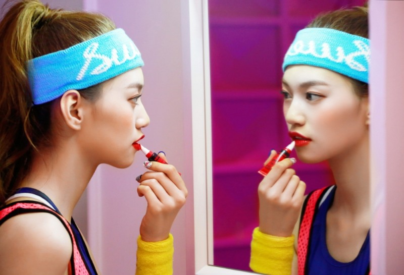 ▲ 김도연 ‘위키미키 ‘I don’t like your girlfriend’ 뮤직비디오 캡쳐 이미지(사진= 메이블린 뉴욕 제공)