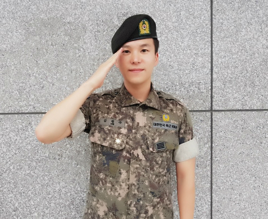 포맨 김원주 전역 “기다려준 팬들과 신용재에게 고맙다”