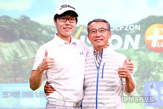 ▲아버지와엄지척포즈를하고있는심관우(사진=노대겸기자)