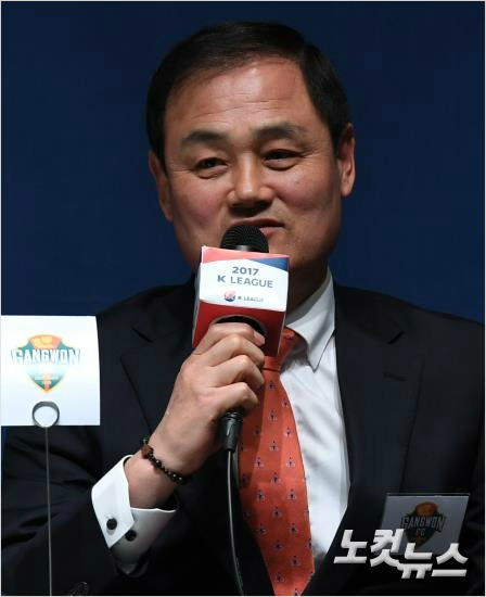 강원 최윤겸 감독, 성적 부진으로 자진사퇴