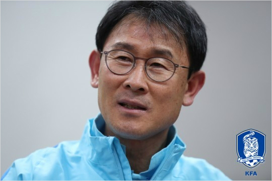 '평양 기적' 윤덕여 감독, 여자 축구대표팀 2년 더 지휘