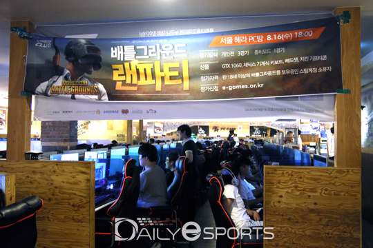 단골 손님들도 끌어들이기 위한 내부 현수막.