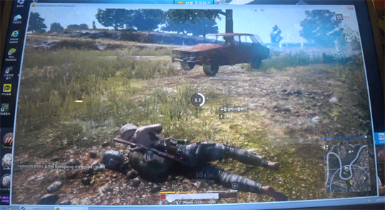 치료 중 차에 치일 뻔한 아찔한 장면. 구급 상자만 몇 개째인지.