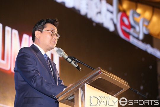 전병헌 청와대 정무 수석은 국제 e스포츠 연맹 회장직도 함께 하고 있다.