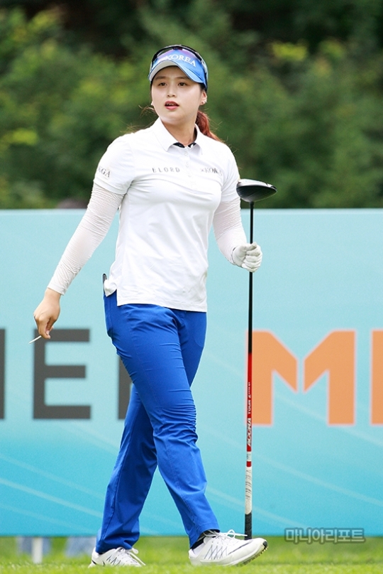 최혜진이보그너MBN오픈1라운드1번홀티샷후타구를바라보고있다.양평=김상민기자