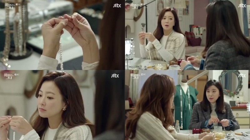 김희선이 직접 꿰어 만든 진주 목걸이 (사진: JTBC 품위있는그녀)