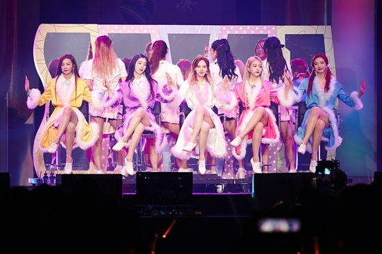'물 만난' 레드벨벳이 보여준 신나는 첫 콘서트 '레드 룸'
