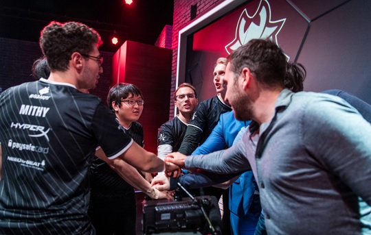 어렵사리 스플라이스를 꺾은 G2 e스포츠 선수들이 하이파이브를 하고 있다(사진=라이엇게임즈 제공).