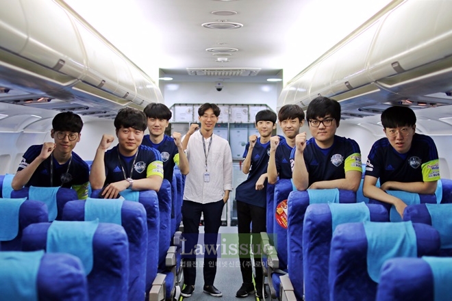 스폰서십 체결을 기념해 에어부산을 방문한 'GC부산' 선수들이 기념촬영을 하고 있다.