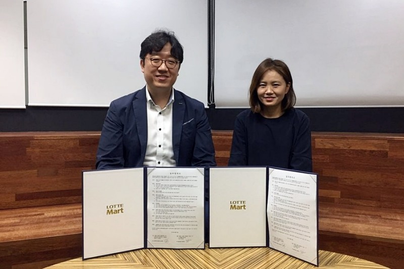 22일 (왼쪽부터) 롯데마트 송영철 M큐레이션팀장, 동물보호단체 동물자유연대 홍현진 팀장이 반려동물 입양 관련 캠페인 협약식을 진행 했다.(사진=롯데마트 제공)