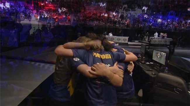 페네르바체 선수들이 우승을 확정지은 뒤 어깨동무를 하며 기뼈하고 있다(사진=페이스북 발췌).