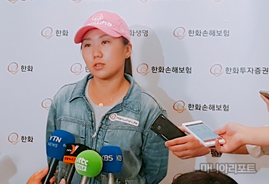 인천공항에서취재진과인터뷰를진행하고있는김인경.