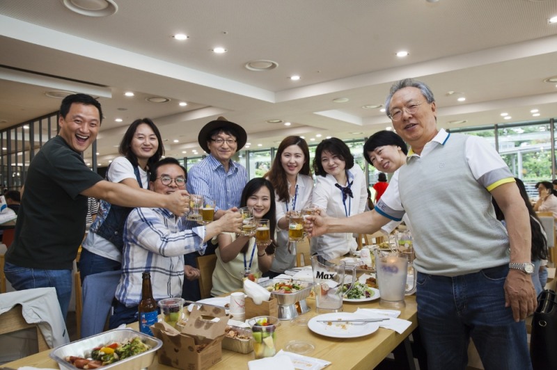 용인시에 위치한 목암타운에서 임직원들이 ‘비어파티’를 즐기고 있다.(사진=녹십자 제공)