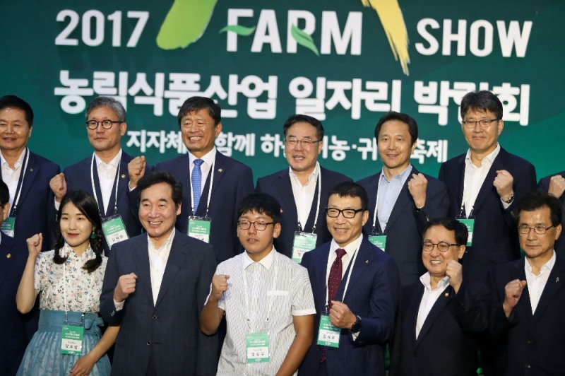 지난 25일 농림식품산업 일자리 박람회 개막식에 참가한 이양호 마사회장.뒷줄 오른쪽에서 두번째 이낙연총리 앞줄 왼쪽에서 두번째.(사진=한국마사회)