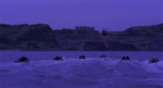 보트를 타고 섬 상륙작전을 펼치는 장면.